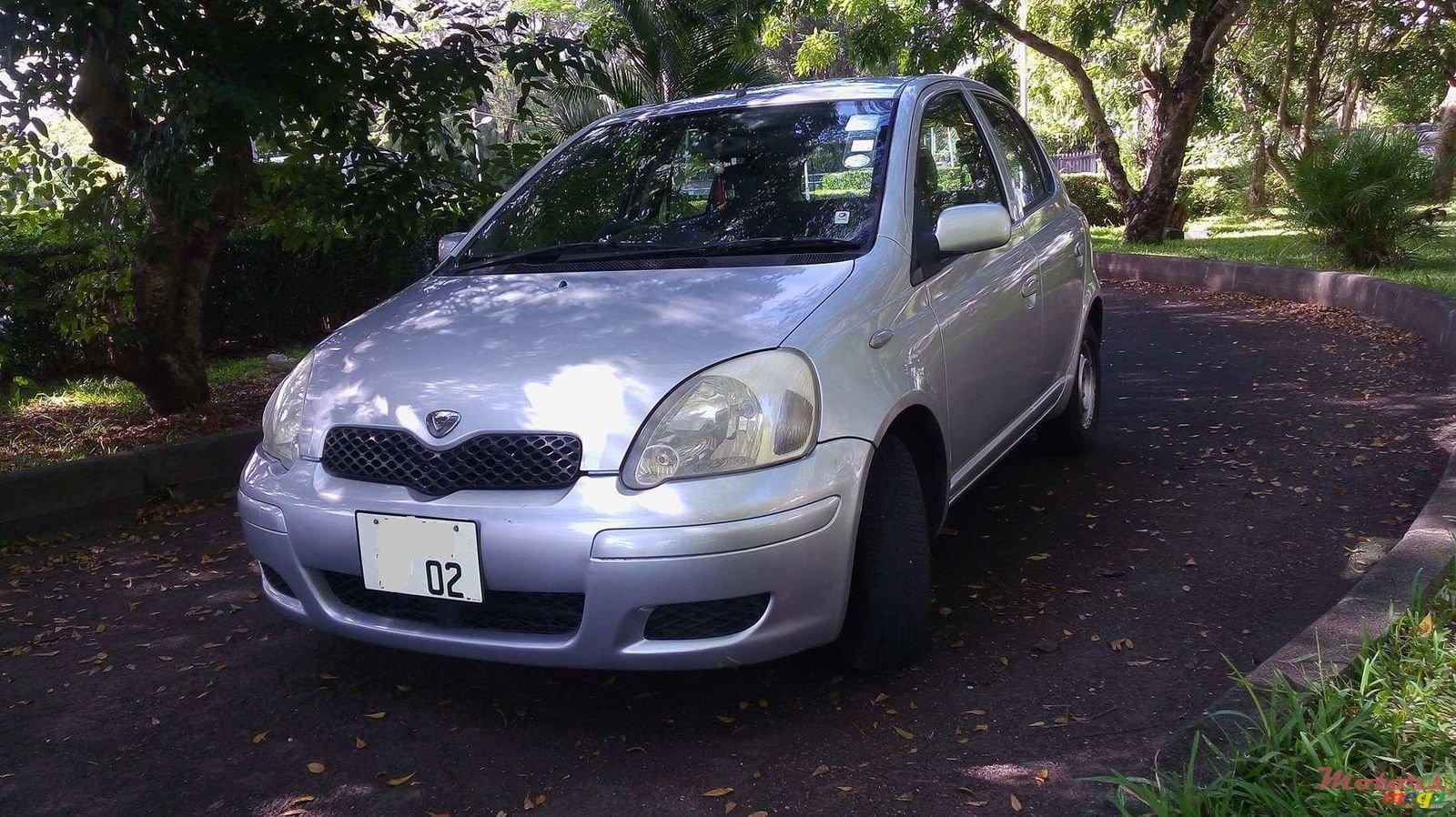 2002' Toyota Vitz photo #2
