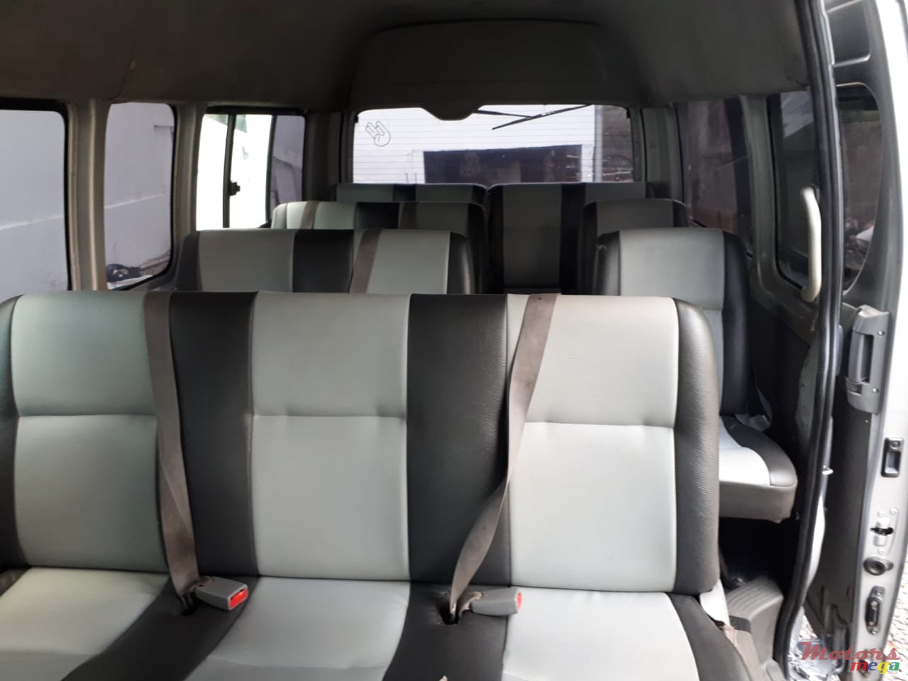 2006' Toyota HiAce photo #4
