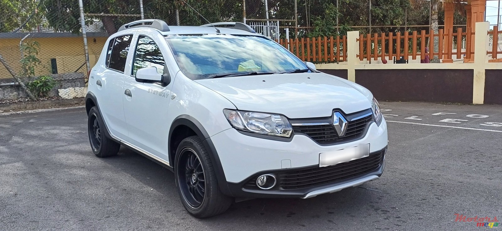 2014' Renault Sandero photo #1