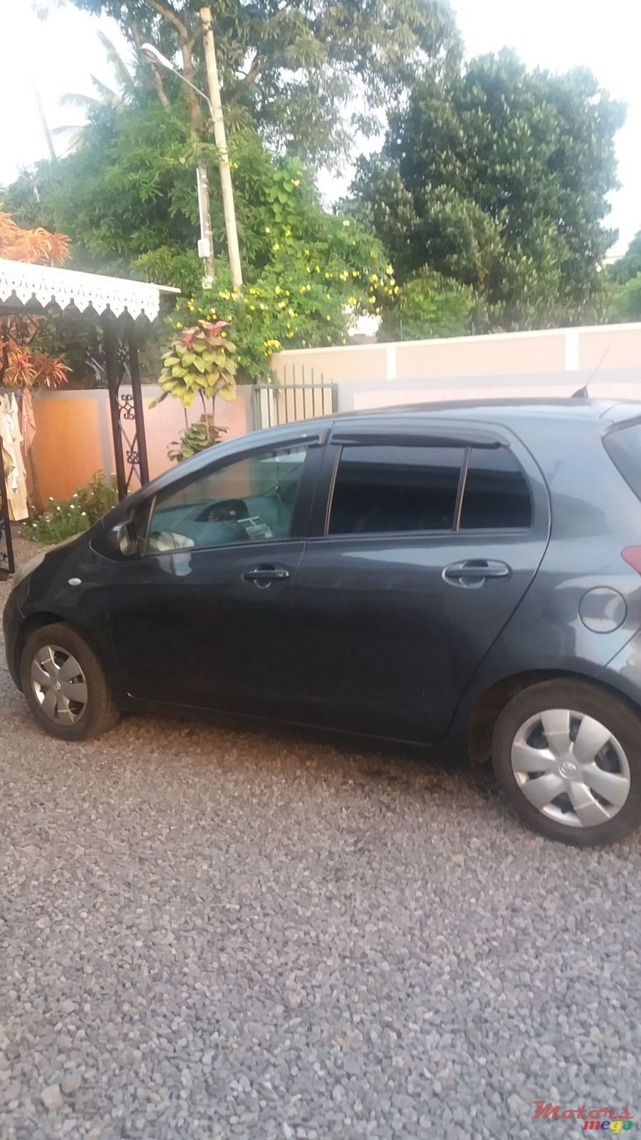 2007' Toyota Vitz photo #2