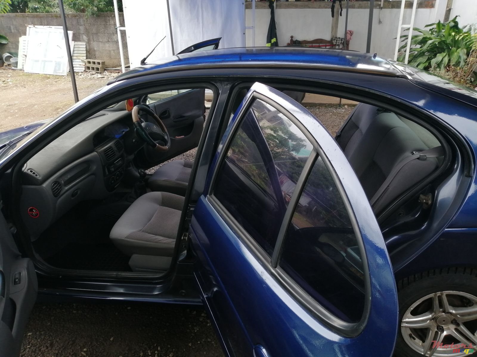 2001' Renault Megane photo #2