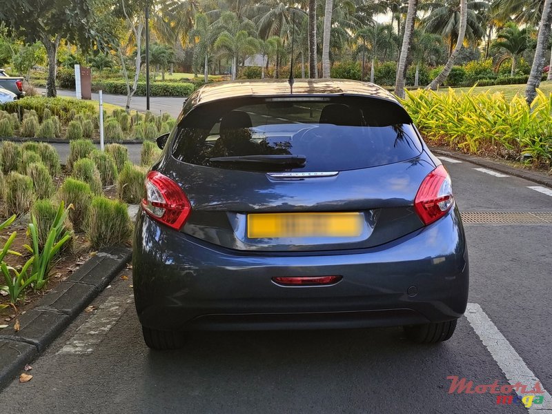 2013' Peugeot 208 GT Line photo #2