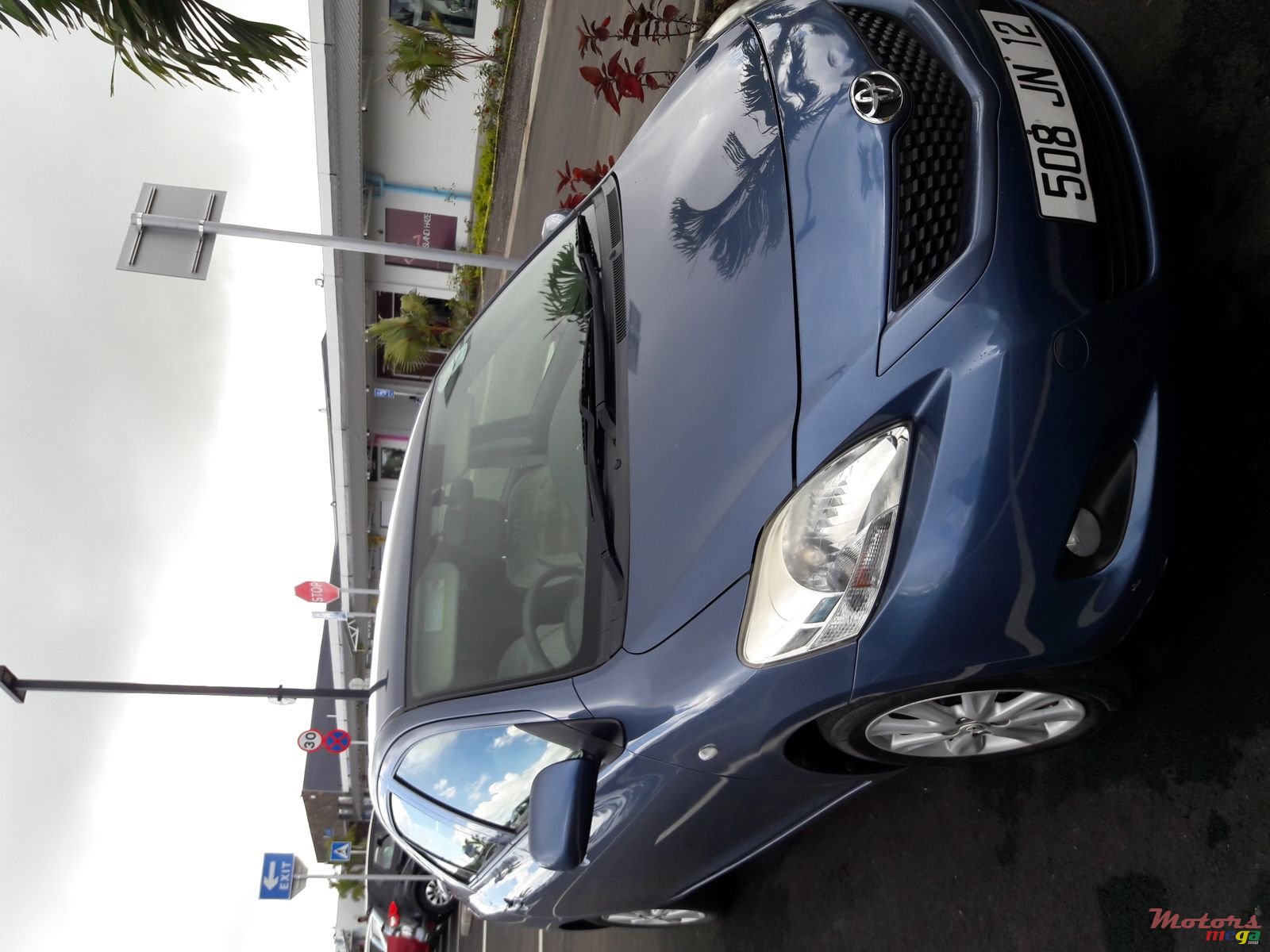 2012' Toyota Yaris photo #2