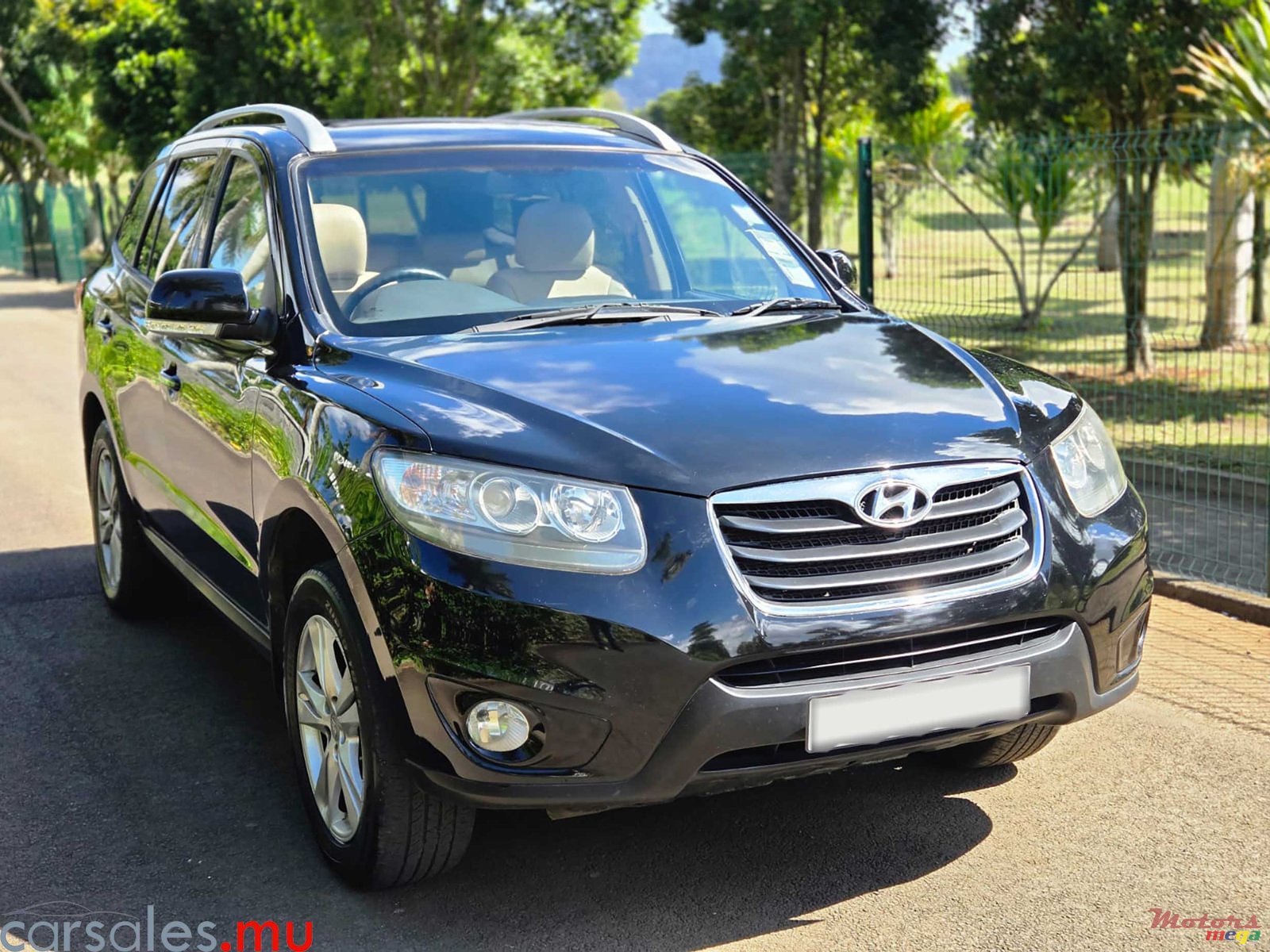 2010' Hyundai Santa Fe 2.4 GLS 7 Seater photo #2