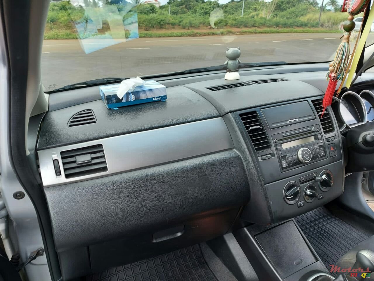2010' Nissan Tiida photo #6
