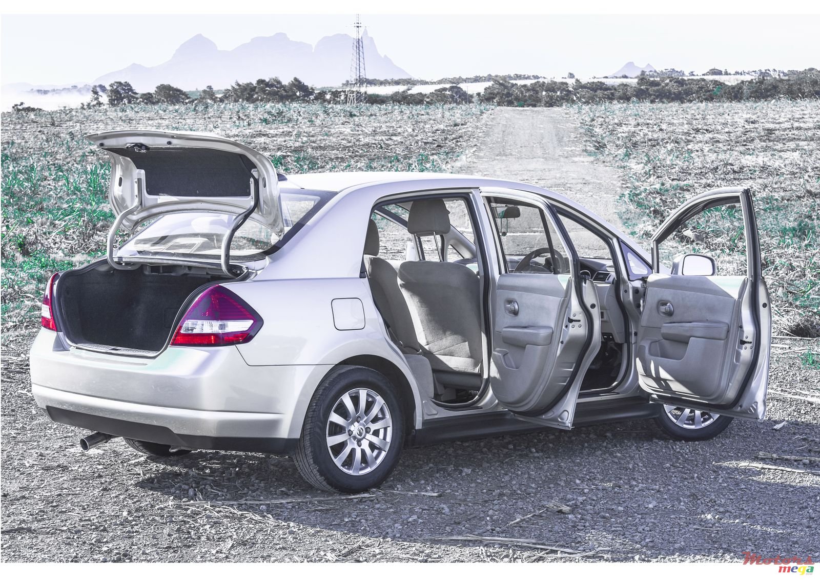 2011' Nissan Tiida sedan photo #4