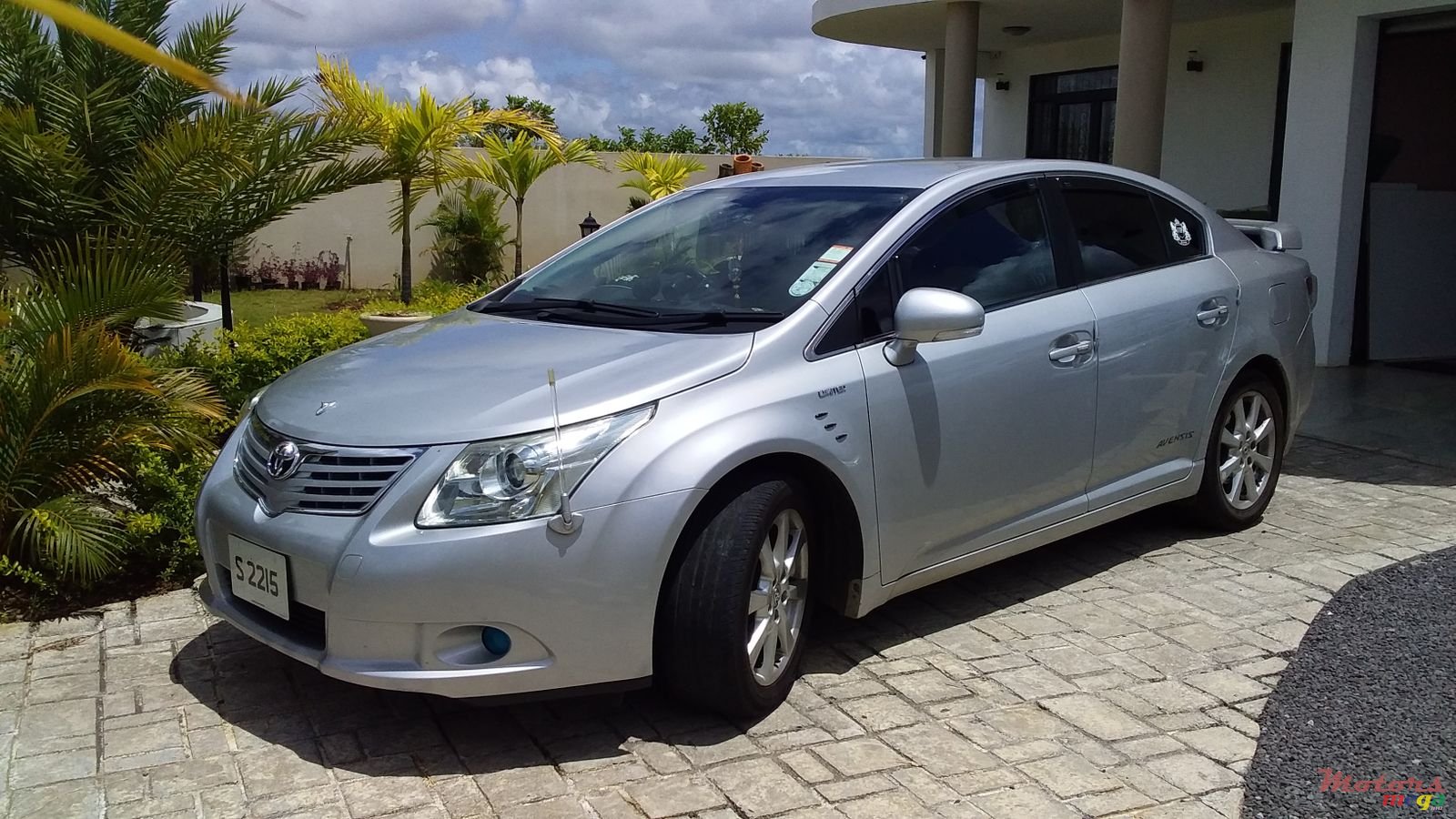 2010' Toyota Avensis photo #2