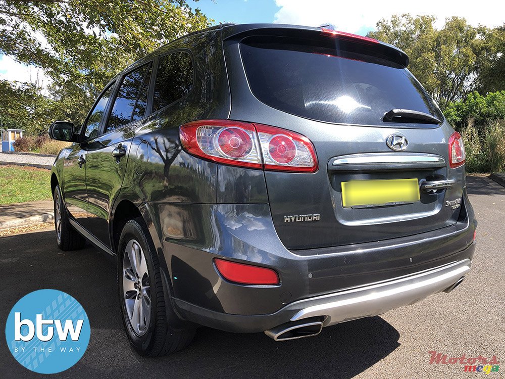 2012' Hyundai Santa Fe photo #4