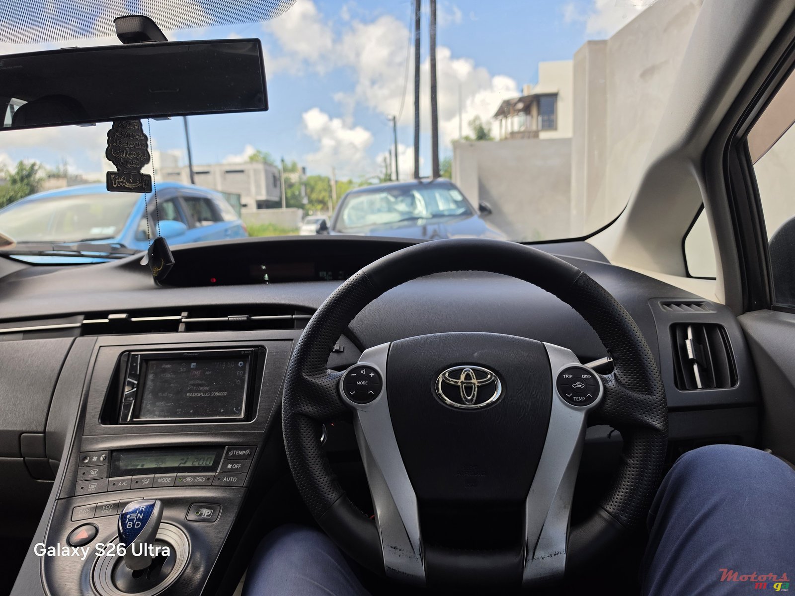 2010' Toyota Prius Gen 3 1.8 hybride photo #2