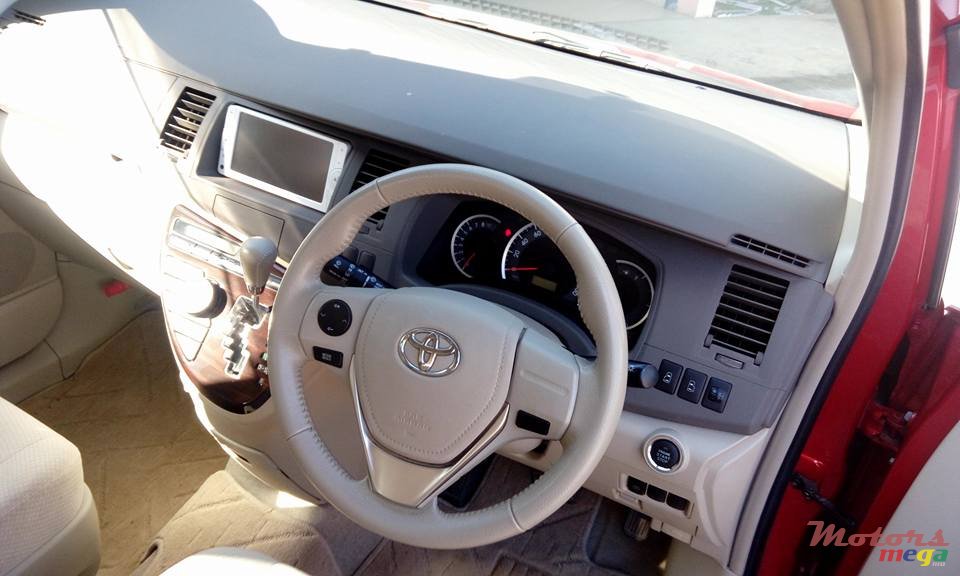 2014' Toyota Isis photo #6