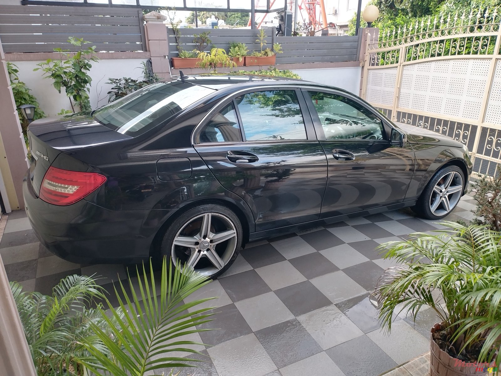 2011' Mercedes-Benz C 180 photo #2