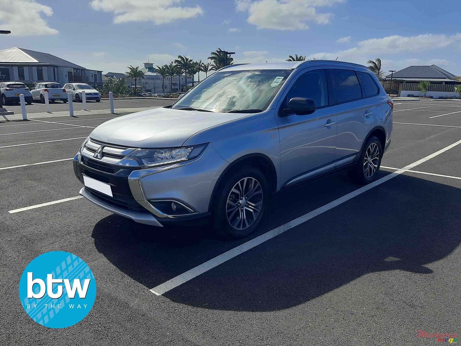 2016' Mitsubishi Outlander photo #2