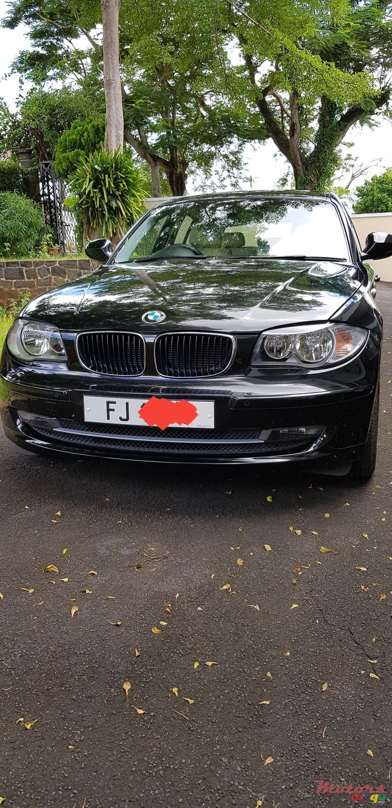 2011' BMW 1 Series 5 Door photo #1