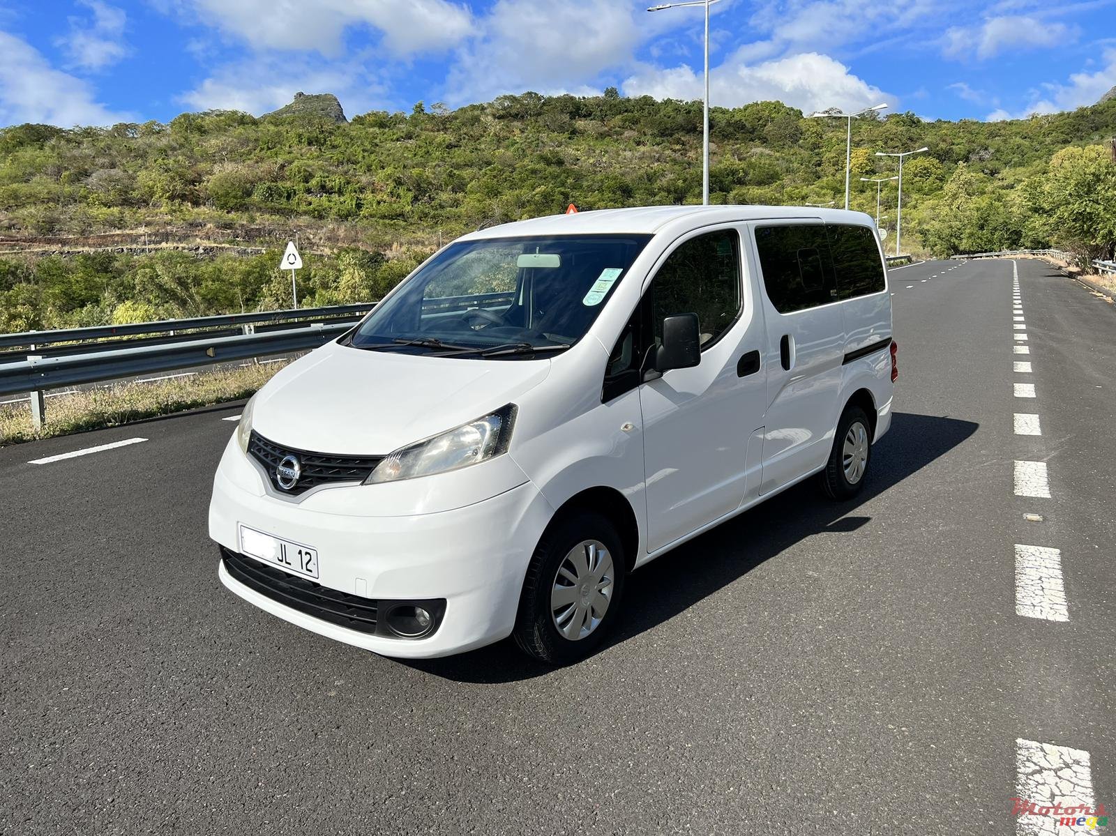 2012' Nissan photo #2