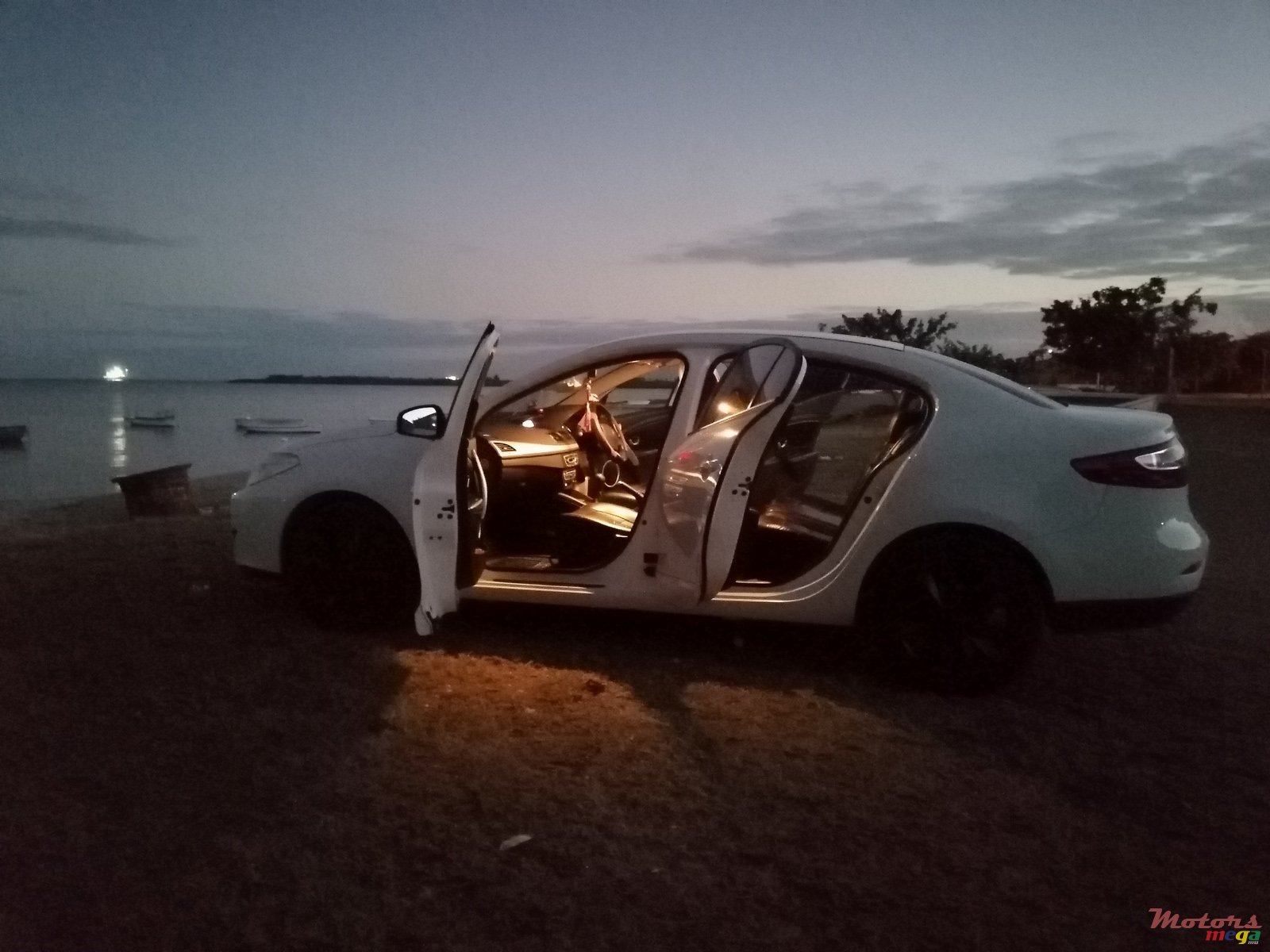 2013' Renault Fluence photo #7