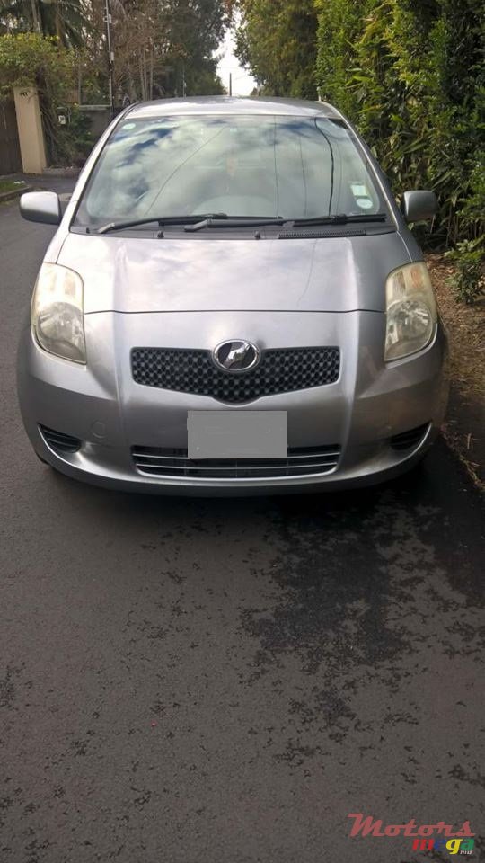 2006' Toyota Vitz photo #2