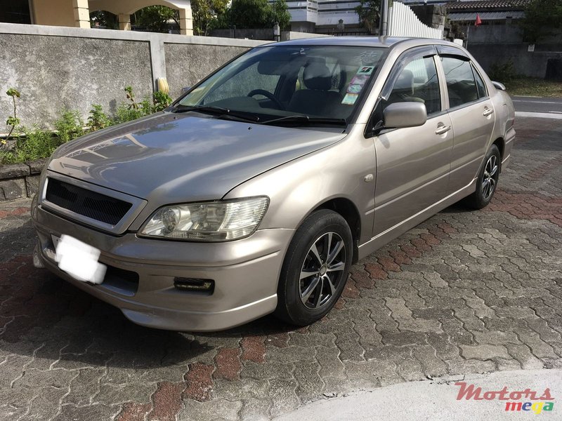 2002' Mitsubishi Lancer photo #2