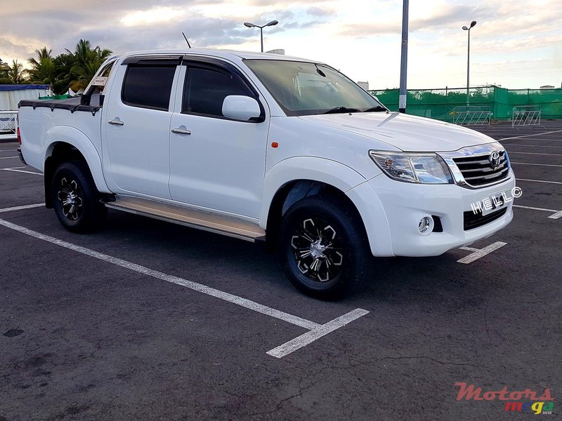 2015' Toyota Hilux 2.5 TURBO photo #3