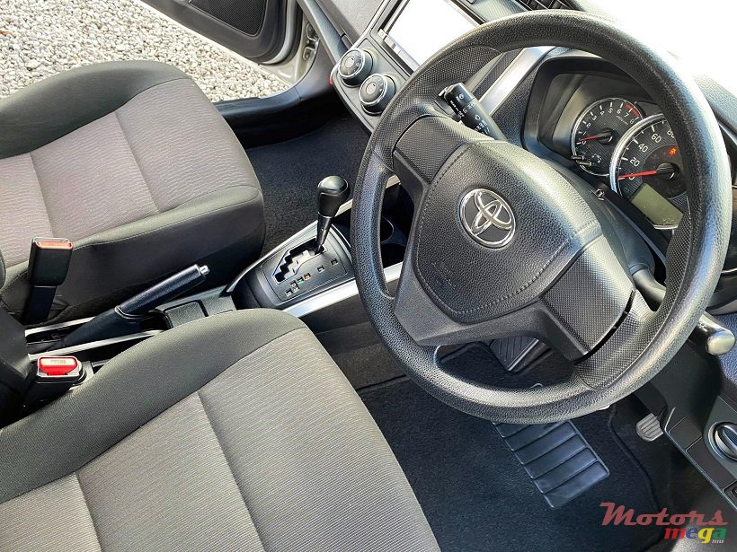 2017' Toyota Axio Fielder Facelift 1.5L photo #5