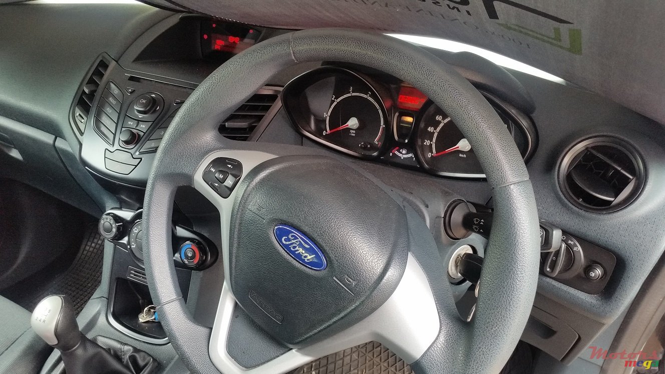 2012' Ford Fiesta photo #5