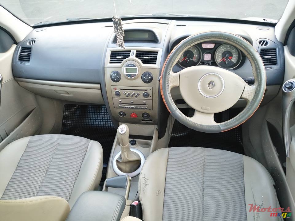 2010' Renault Megane photo #6