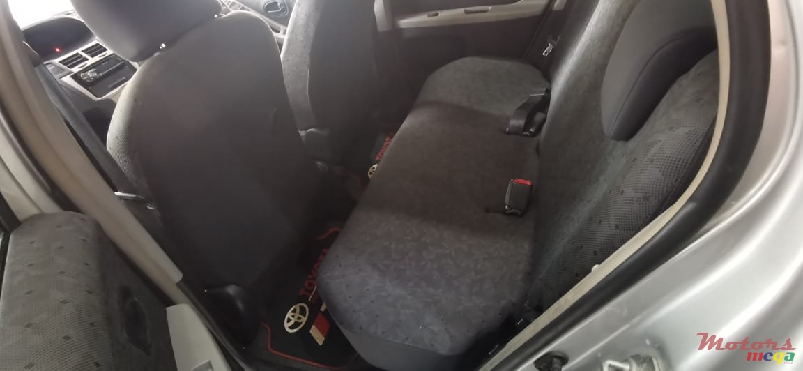 2009' Toyota Vitz photo #4