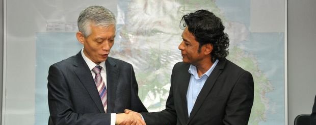 Le Coréen Min Jeong et le ministre Nando Bodha lors de la signature d’accord ce vendredi 25 novembre