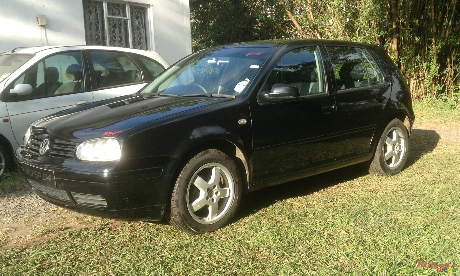 2004' Volkswagen Golf photo #2