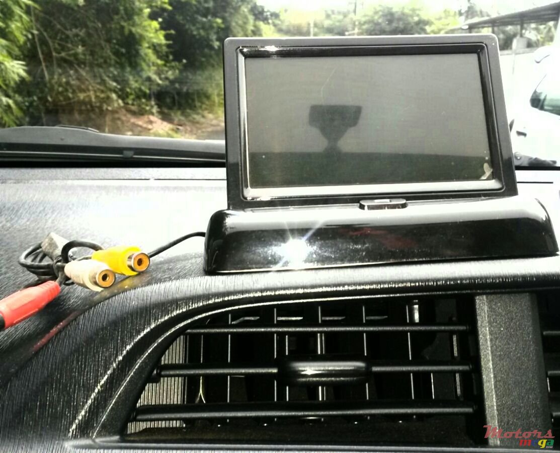 2011' Toyota Vitz photo #2