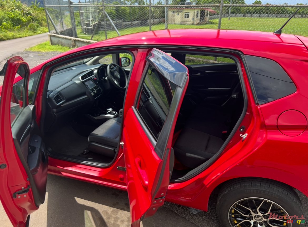 2014' Honda Fit Hybrid photo #2