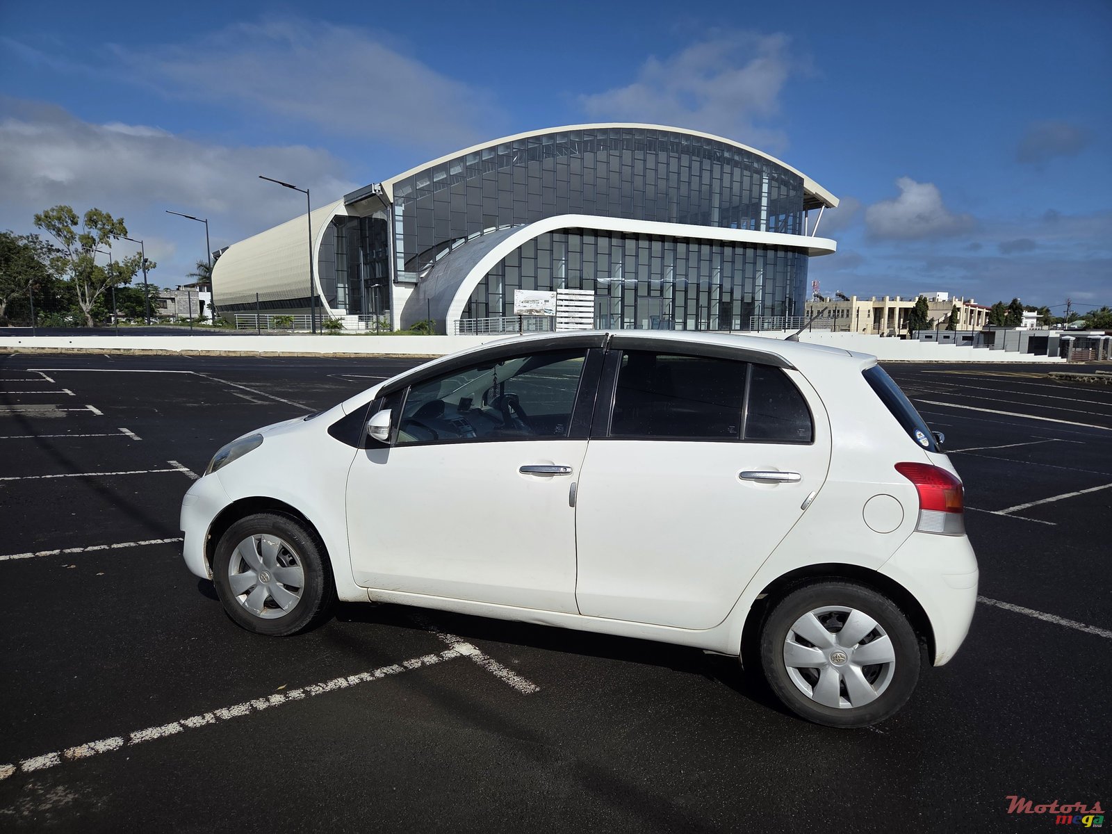 2008' Toyota Vitz photo #5