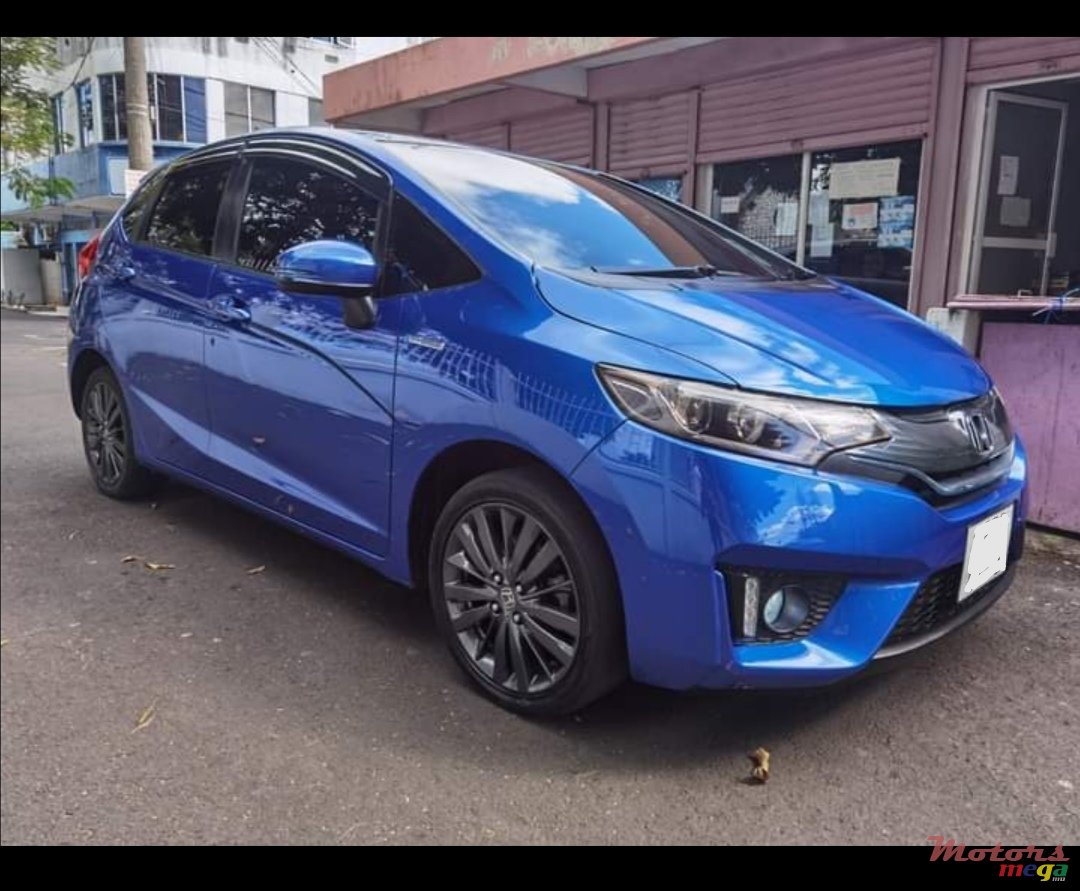 2013' Honda Fit Hybrid photo #2