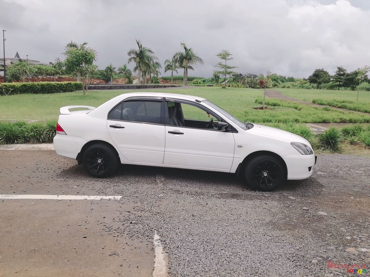 2004' Mitsubishi Lancer photo #4