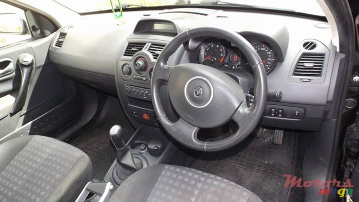 2009' Renault Megane photo #5