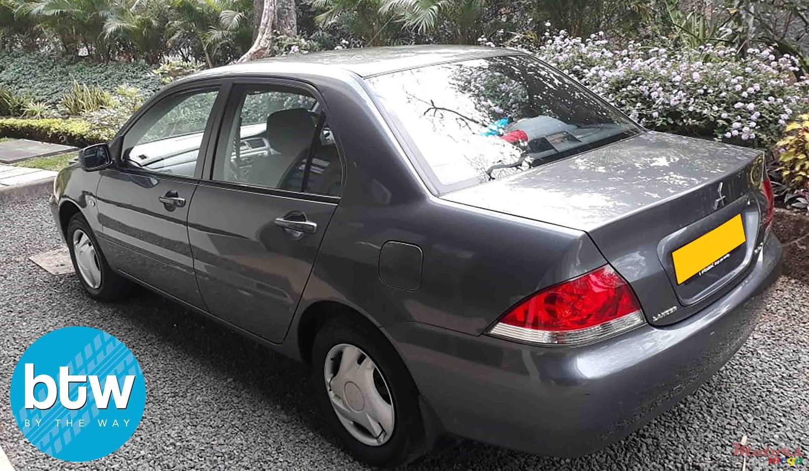 2011' Mitsubishi Lancer GLX photo #2