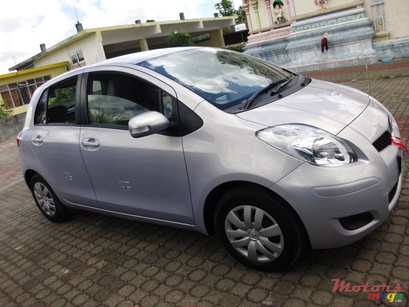 2009' Toyota Vitz photo #1