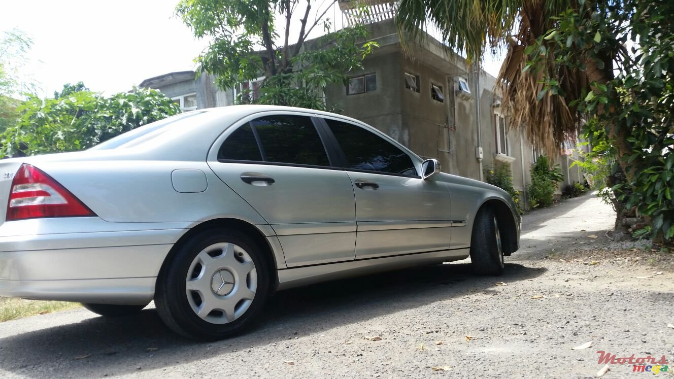 2005' Mercedes-Benz 220 C220 CDI photo #4