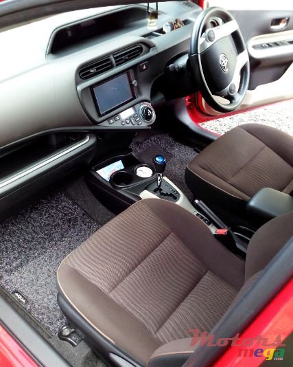 2013' Toyota Prius c photo #4