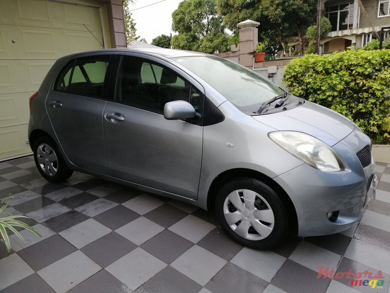 2006' Toyota Vitz photo #1