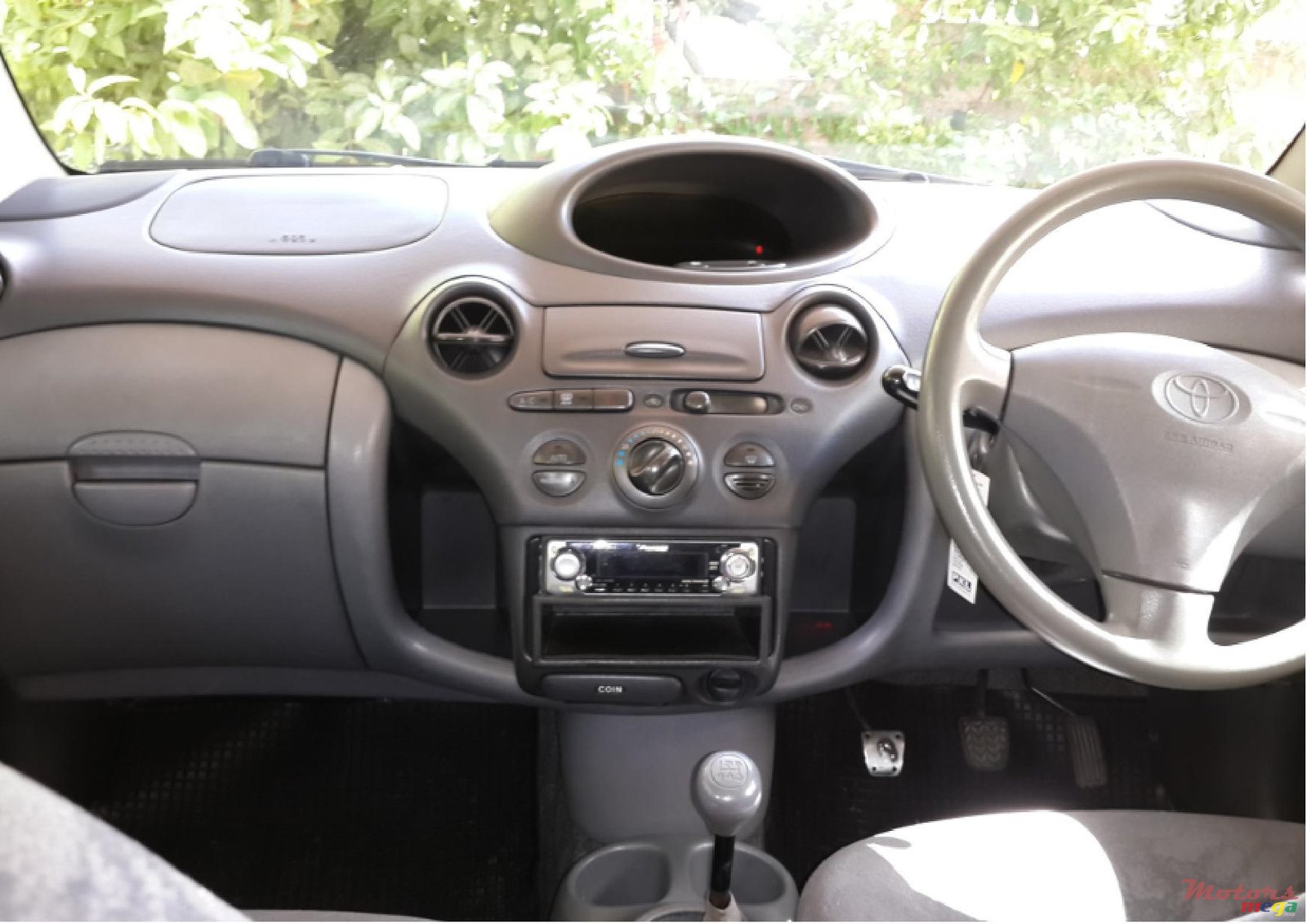 2001' Toyota Vitz None photo #4