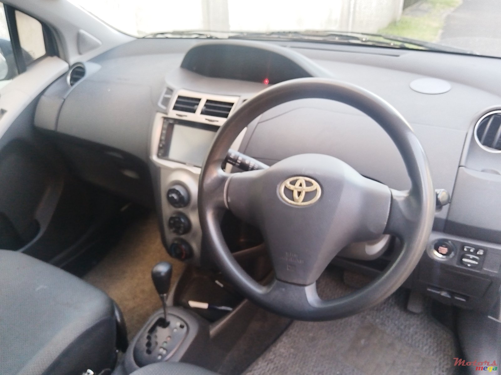 2010' Toyota Vitz photo #2