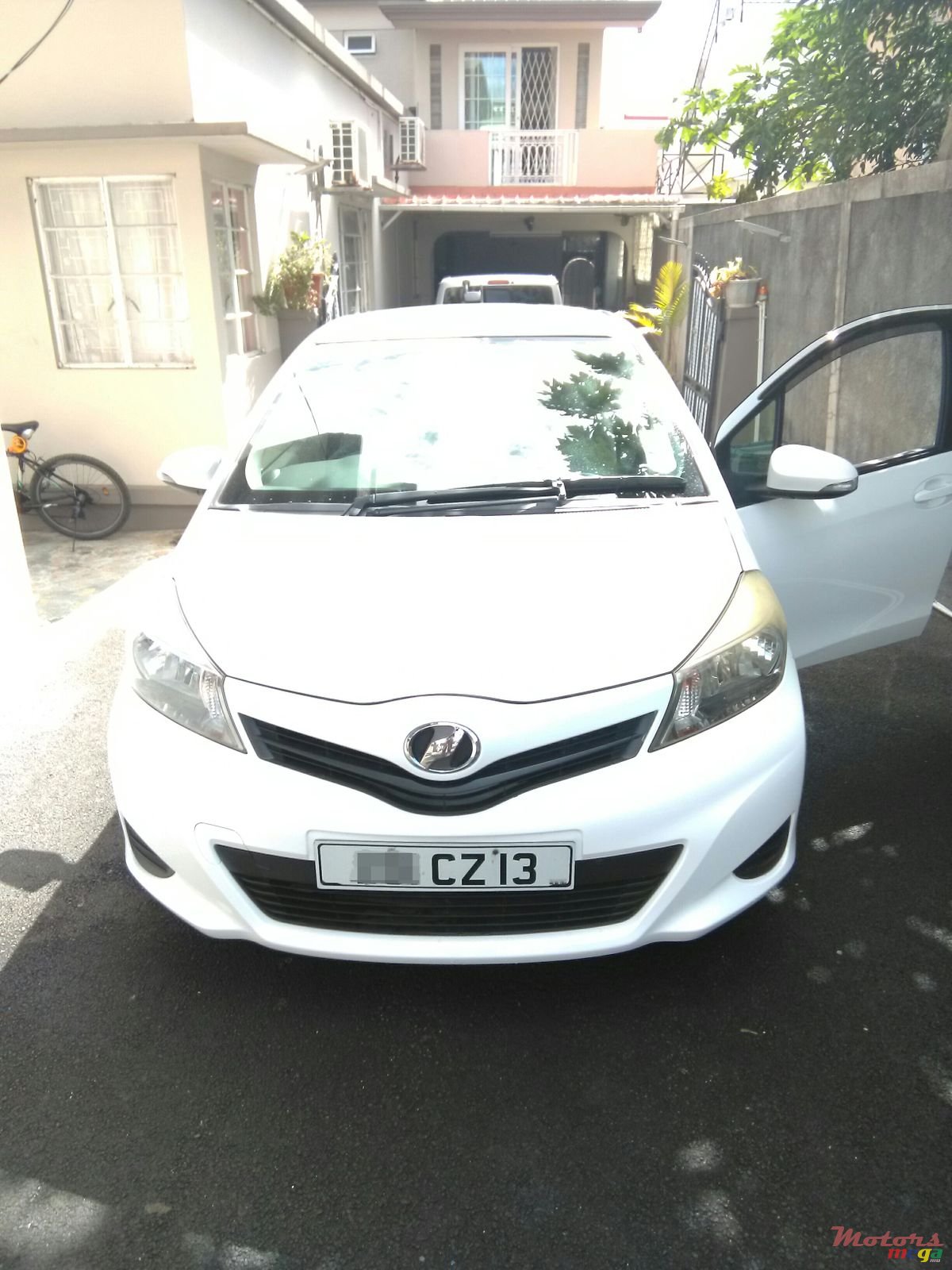 2011' Toyota Vitz photo #1