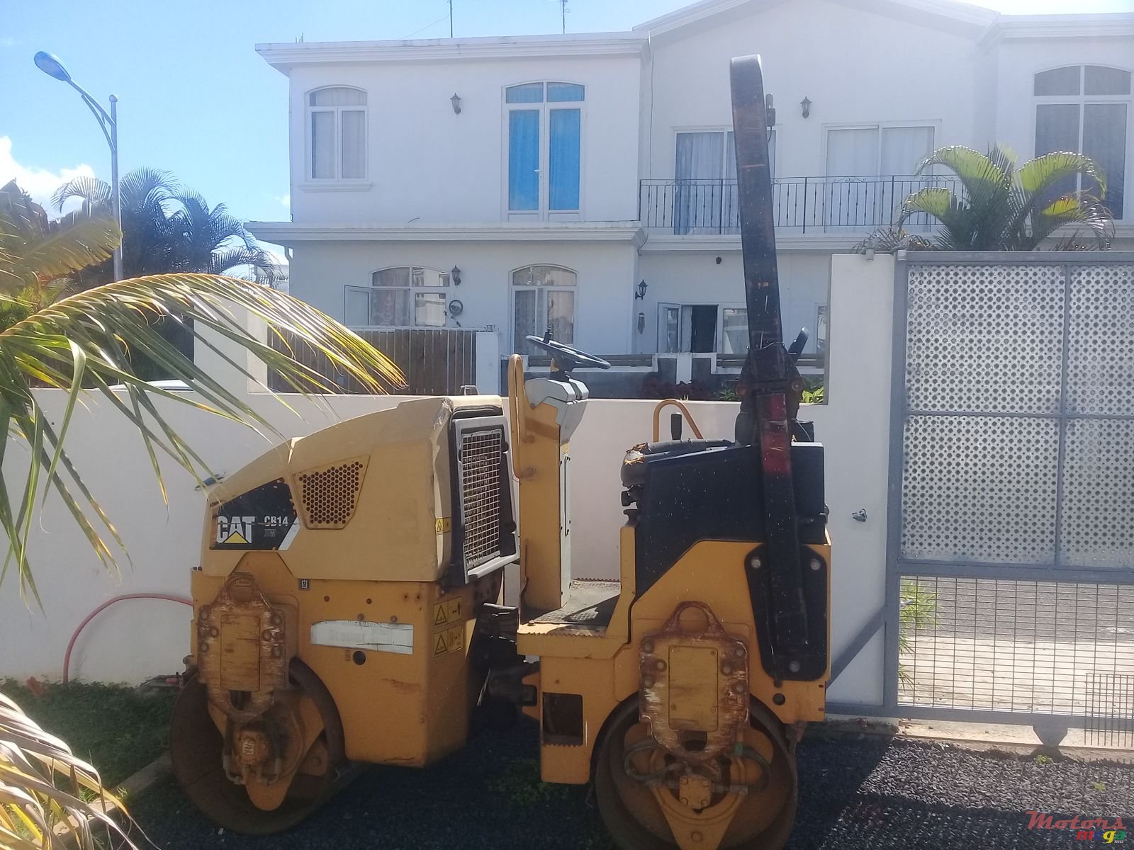 2000' Caterpillar photo #2