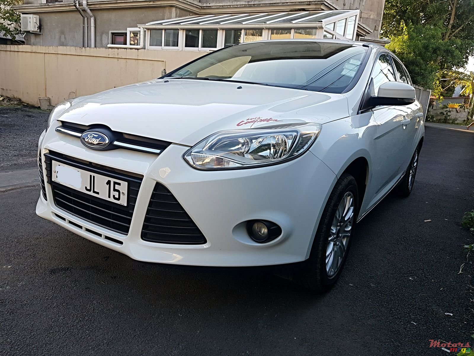 2015' Ford Focus Hatchback photo #2