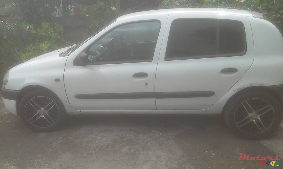 2002' Renault Clio photo #1