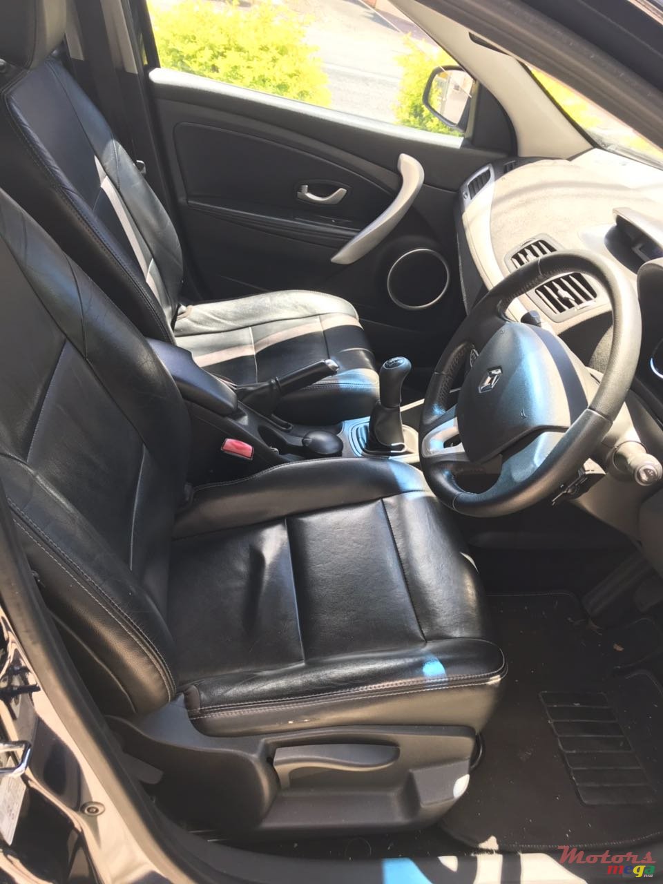 2012' Renault Fluence 1.6 photo #2