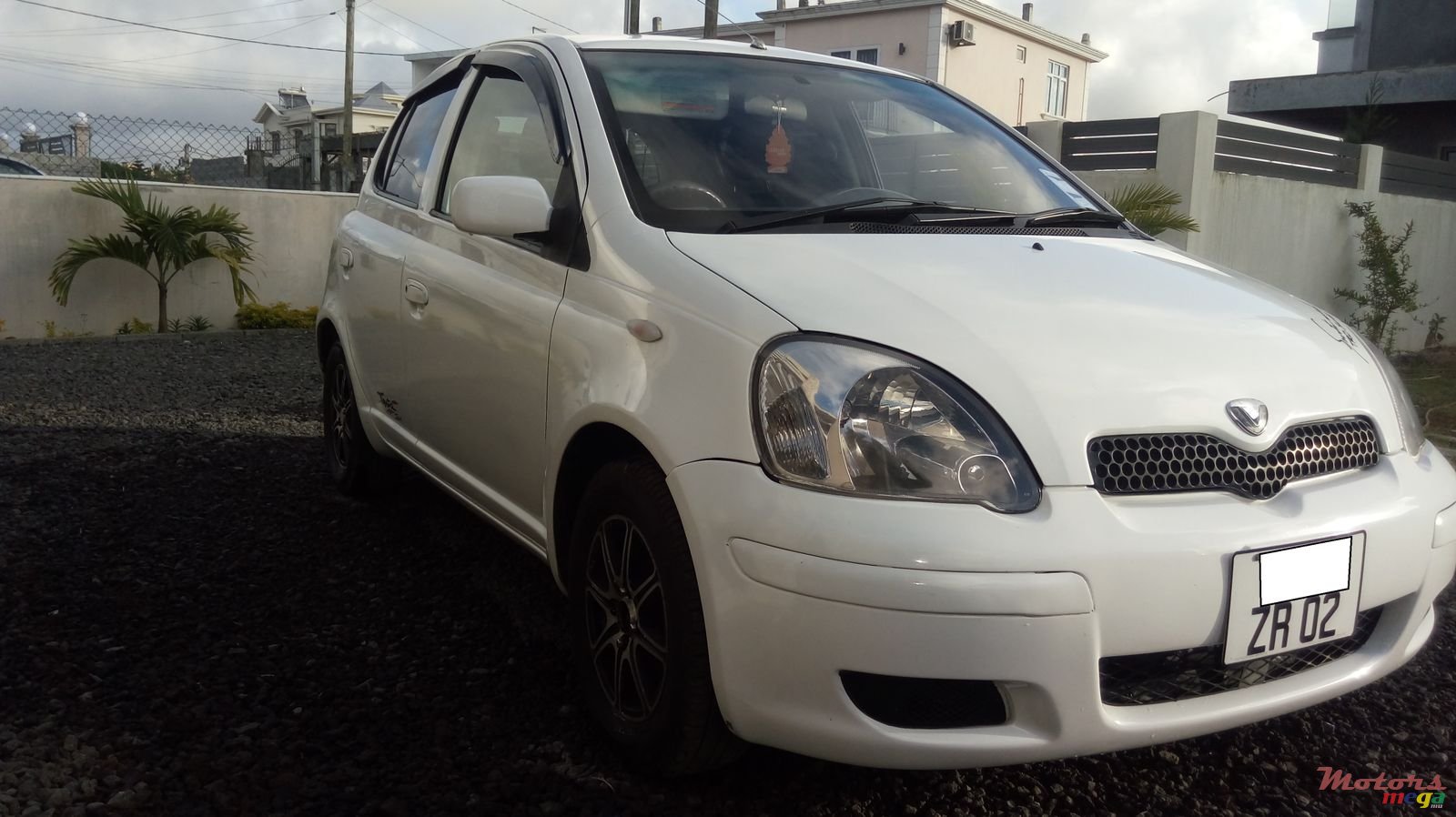 2002' Toyota Vitz photo #1