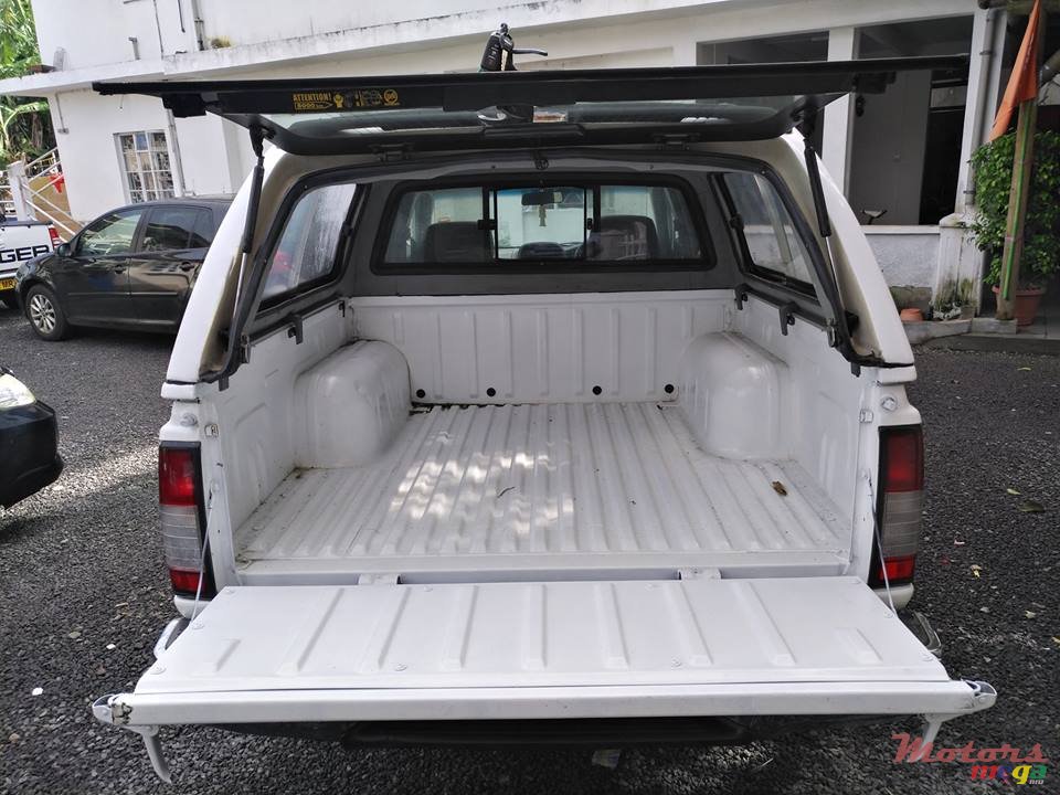 2013' Nissan NP300 photo #5