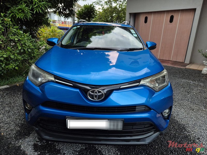 2016' Toyota RAV4 photo #2