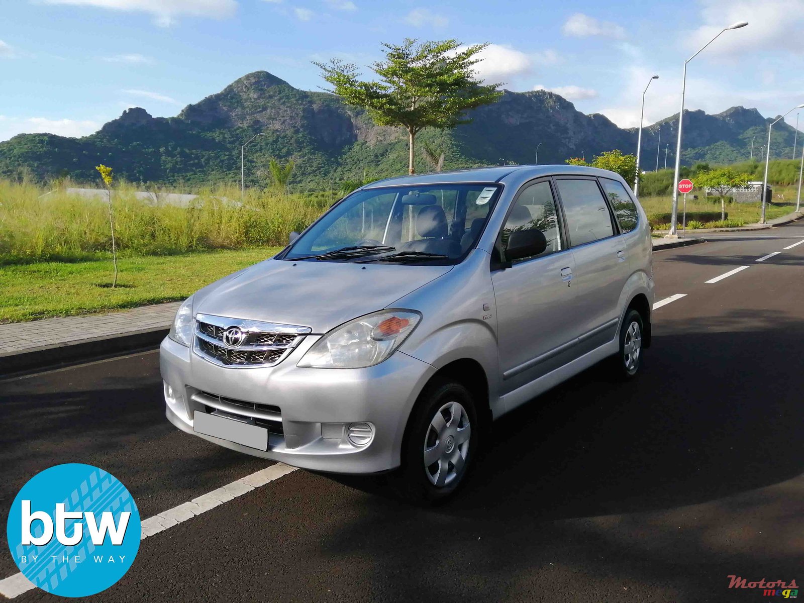 2011' Toyota Avanza photo #1